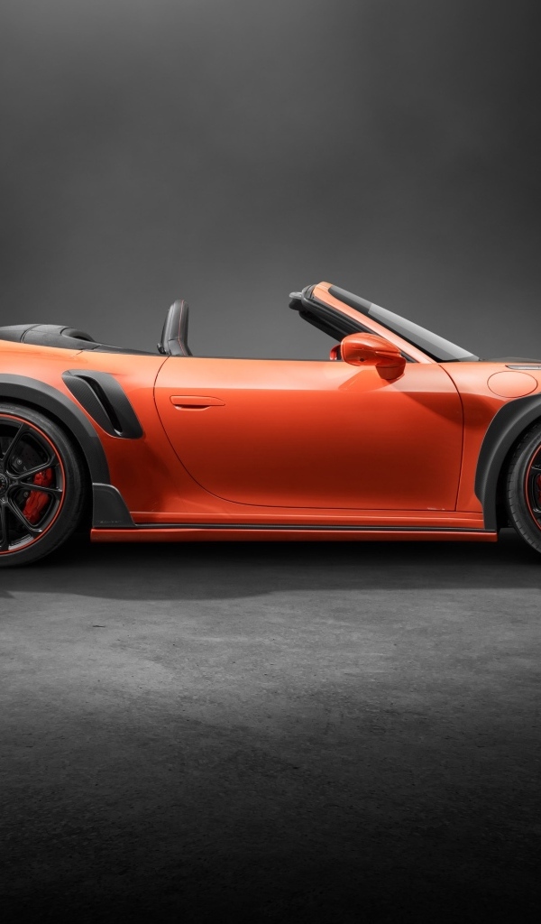 Вид сбоку на красный кабриолет TechArt GTstreet R