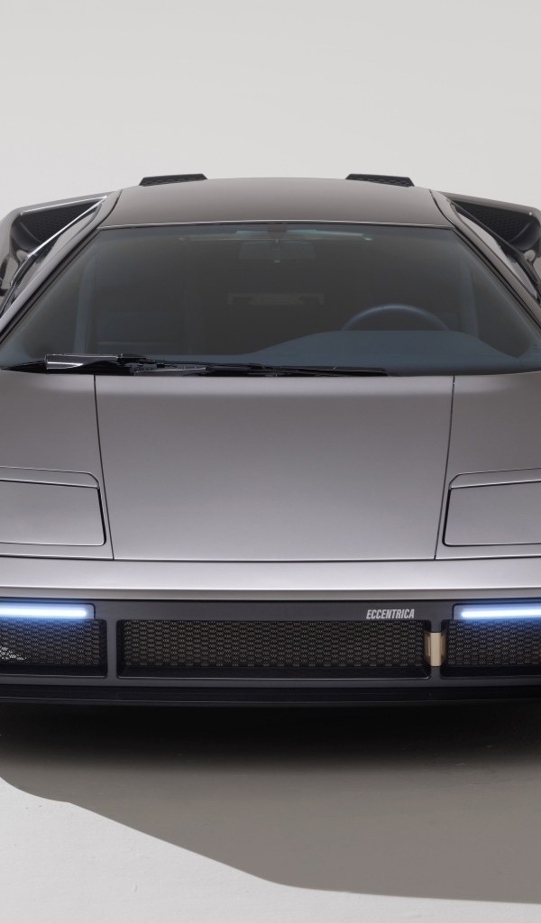 Серебристый автомобиль Eccentrica Restomod 2023 года