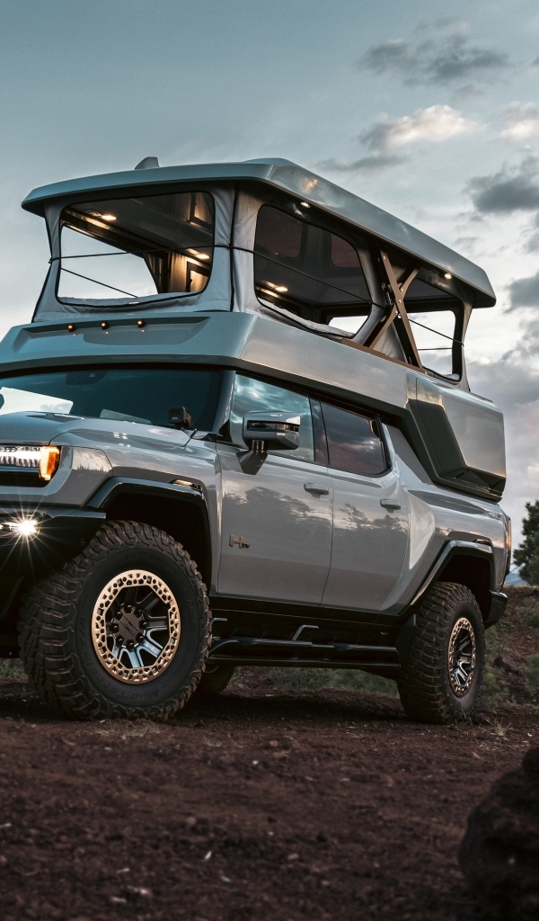 Серебристый внедорожник HUMMER EV EarthCruiser 2024 года