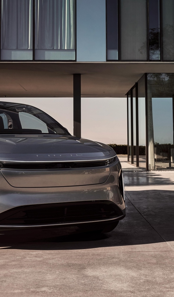 Серебристый внедорожник Lucid Gravity 2025 года