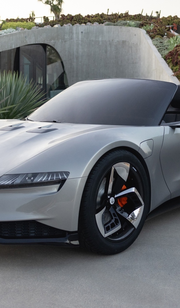 Серебристый спортивный автомобиль Fisker Ronin