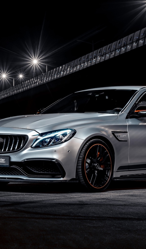 Серебристый автомобиль Performmaster C 63 V8 под мостом