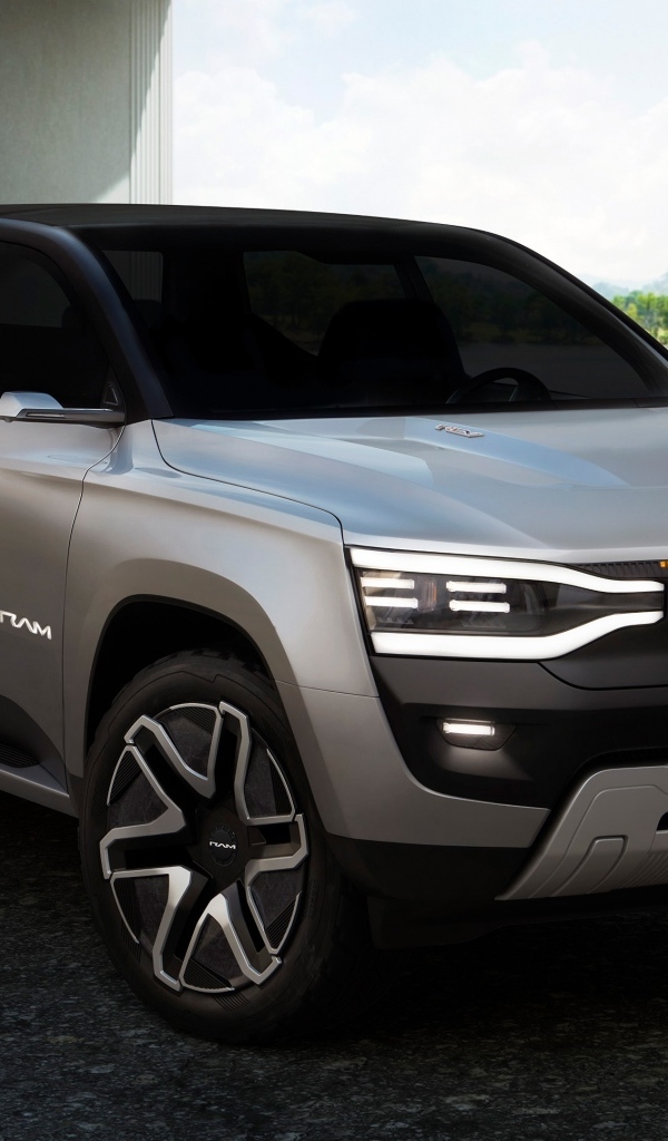 Серебристый Ram 1500 Revolution BEV Concept 2023 вид спереди