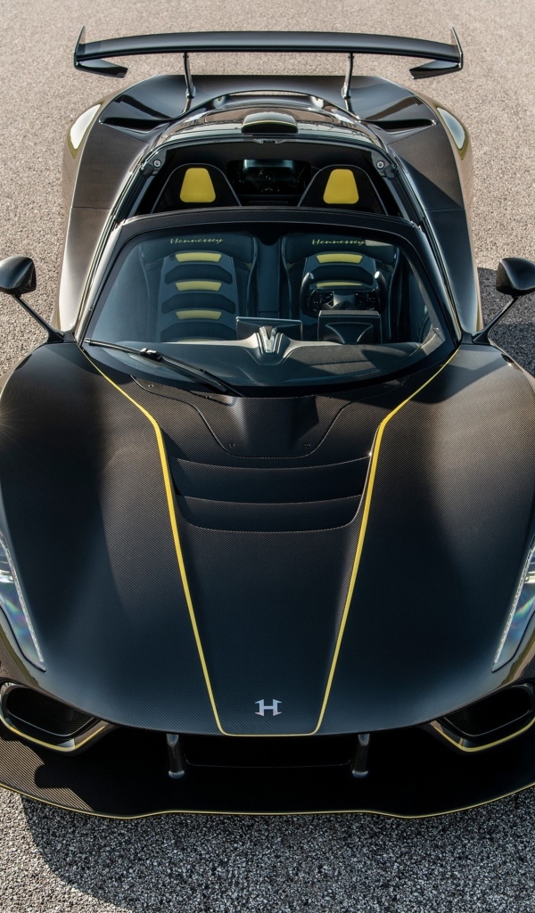 Вид сверху на спортивный автомобиль Hennessey Venom F5 Revolution Roadster 2023 года