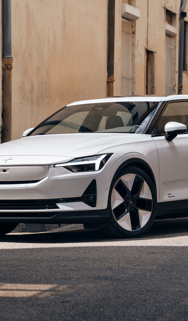 Белый автомобиль Polestar 2 2023 года