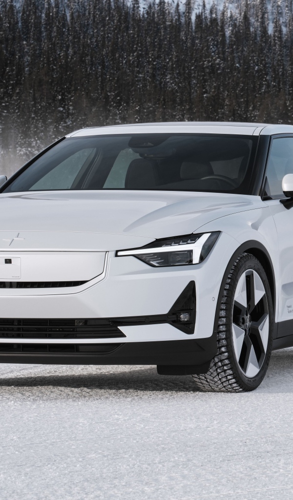Белый автомобиль Polestar 2 на снегу