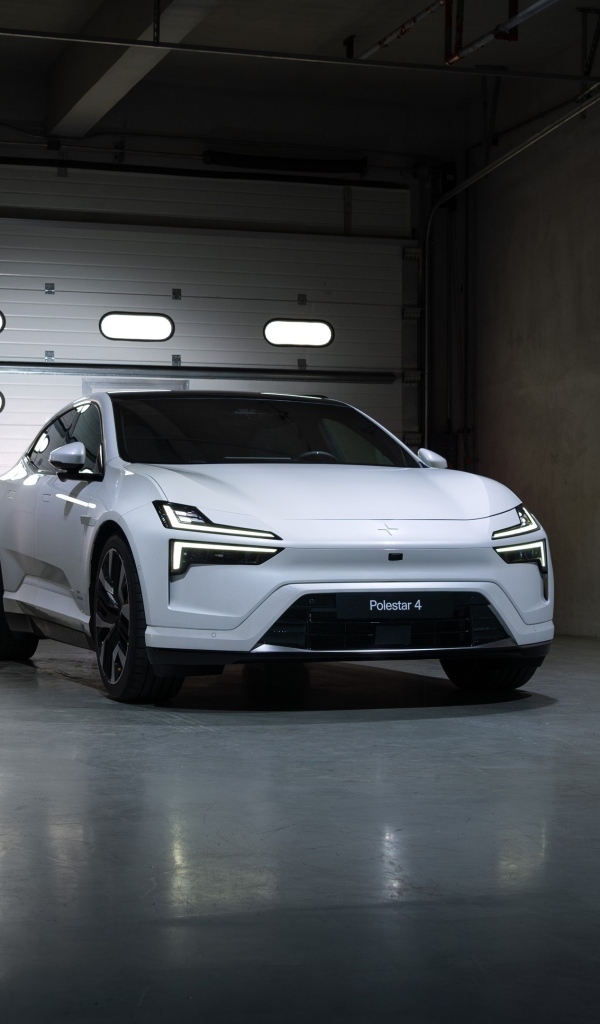 Белый автомобиль Polestar 4