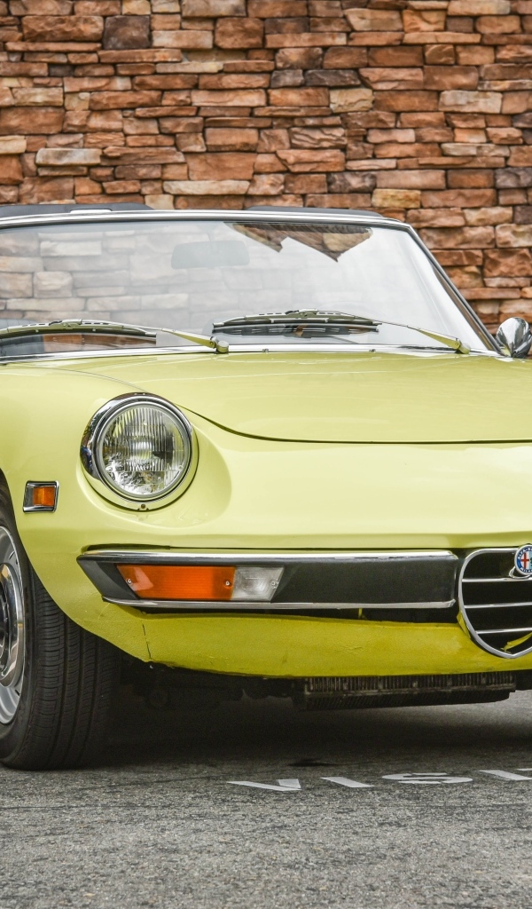 Желтый ретро автомобиль альфа ромео