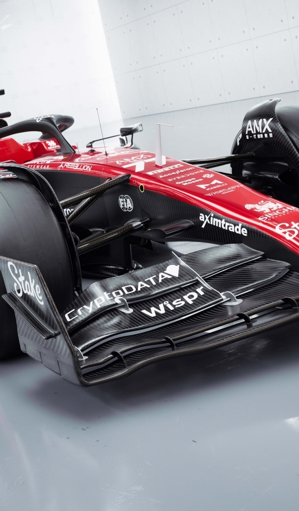 Автомобиль Alfa Romeo C43 F1 2023 готовится к гонкам