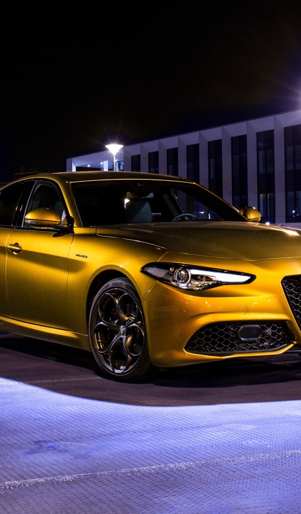 Золотистый автомобиль Alfa Romeo Giulia Veloce Q2