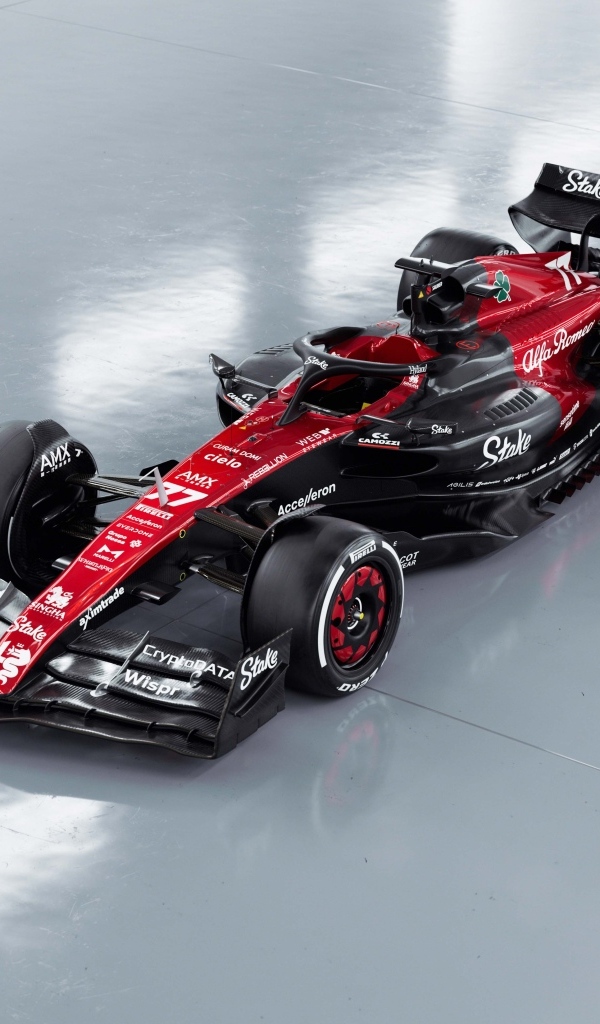 Гоночный автомобиль Alfa Romeo C43 F1 2023 на сером фоне