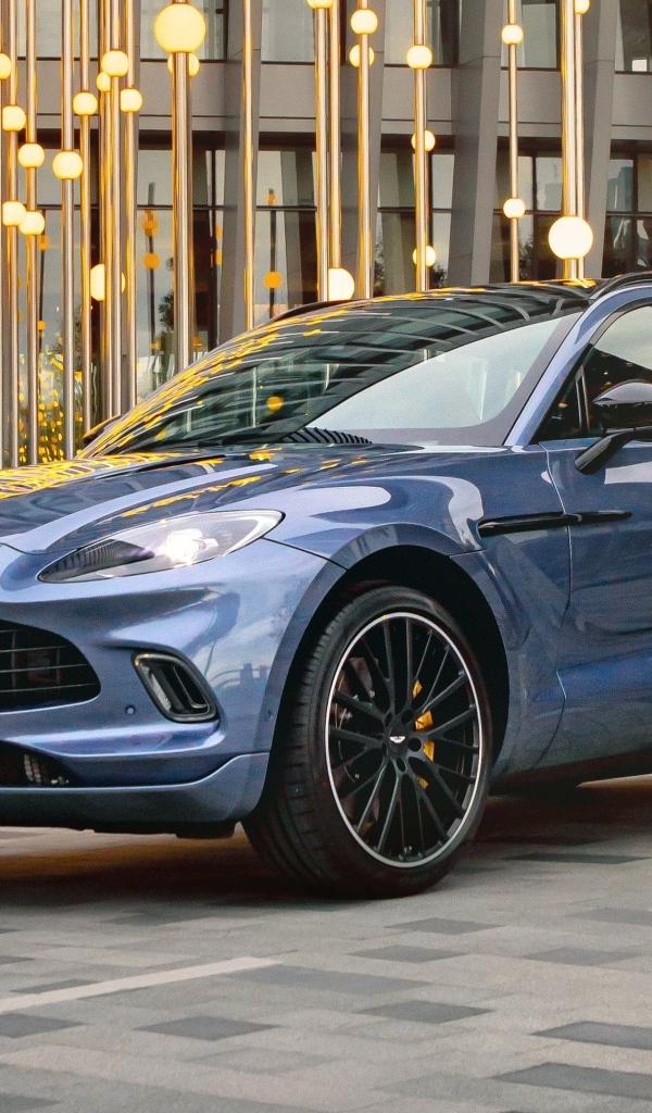 Автомобиль Aston Martin DBX у здания