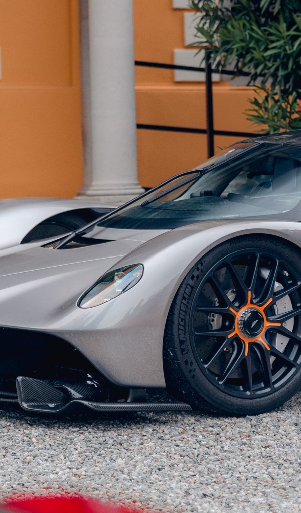 Автомобиль Aston Martin Valkyrie у здания
