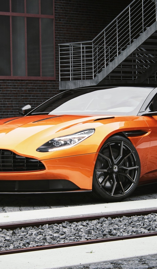 Оранжевый автомобиль Aston Martin DB11