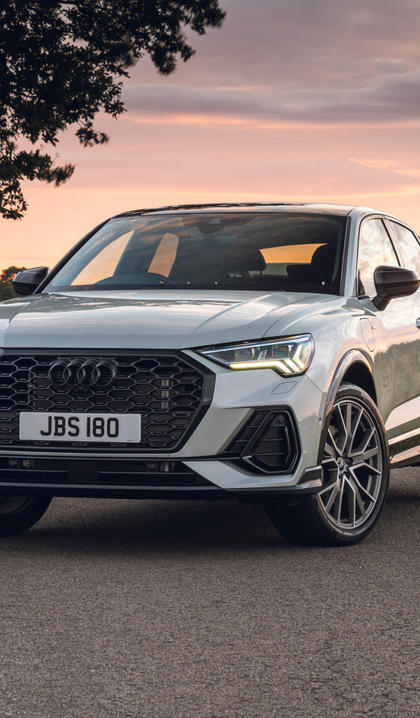 Автомобиль Audi Q3, 2021 года на дороге