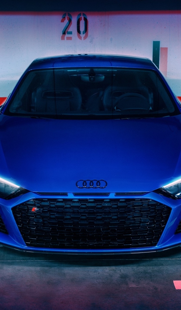 Автомобиль  Audi R8 вид спереди