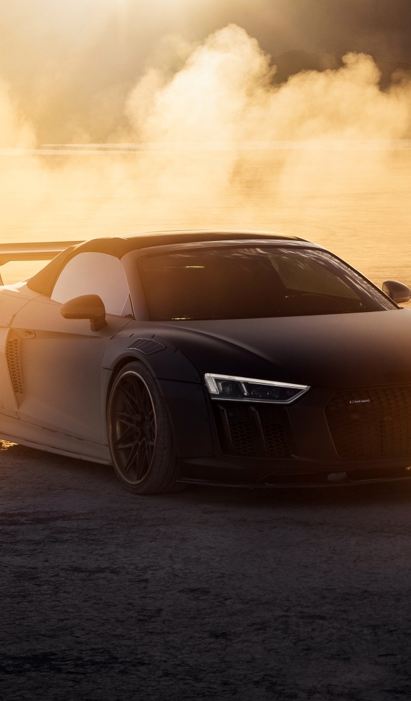 Автомобиль Audi R8 в облаке пыли