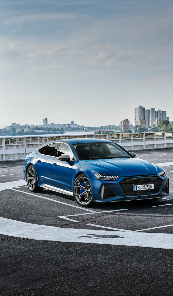 Автомобиль Audi RS 7 на трассе