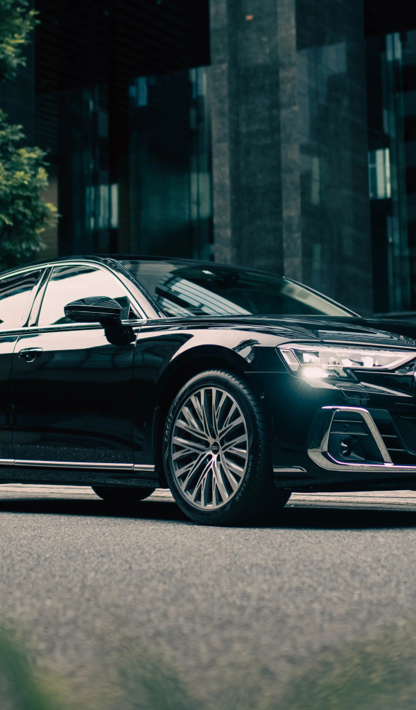 Черный автомобиль Audi A8 L 60 TFSI Quattro у здания
