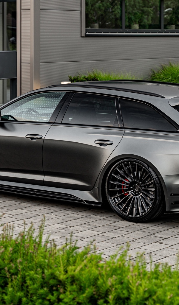Черный автомобиль Audi RS6 C8 Tuning Prior Design вид сзади