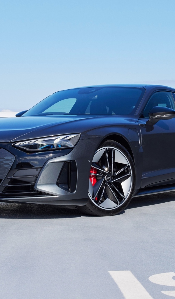 Черный автомобиль Audi RS E-Tron GT 2023