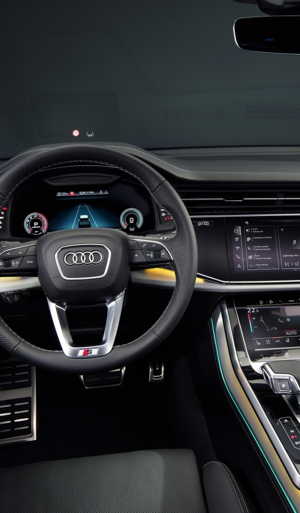 Черный кожаный салон автомобиля Audi Q8 55 TFSI Quattro S Line 2023 года