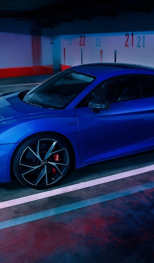 Синий  Audi R8 в гараже