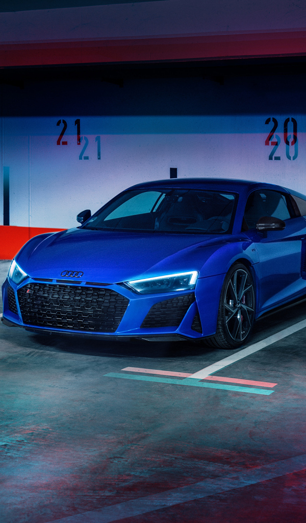 Синий спорткар Audi R8 на подземной парковке