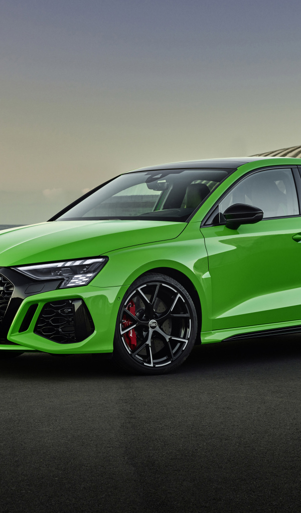 Зеленый автомобиль Audi RS 3 Sedan 2023 года