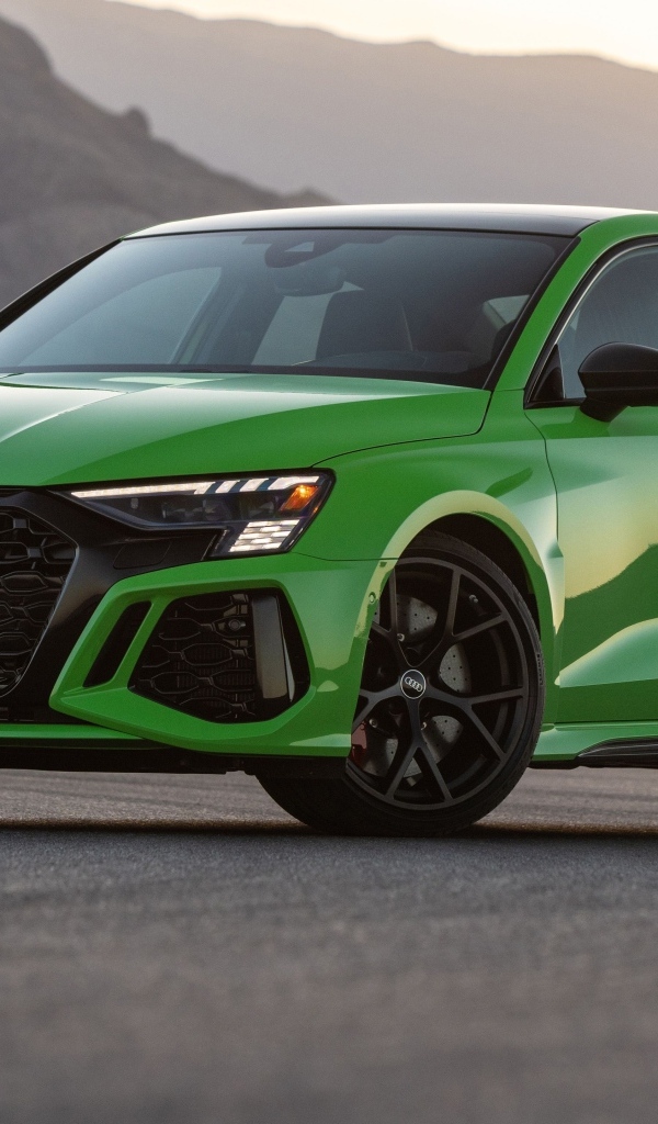 Зеленый автомобиль Audi RS 3 Sedan 2023 года вид спереди