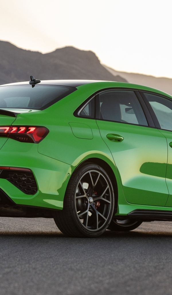 Зеленый автомобиль  Audi RS 3 Sedan 2023 года вид сзади