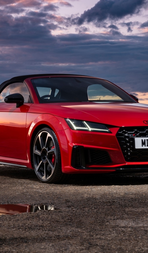 Красный автомобиль Audi TTS Final Edition Roadster 2023 года на фоне неба