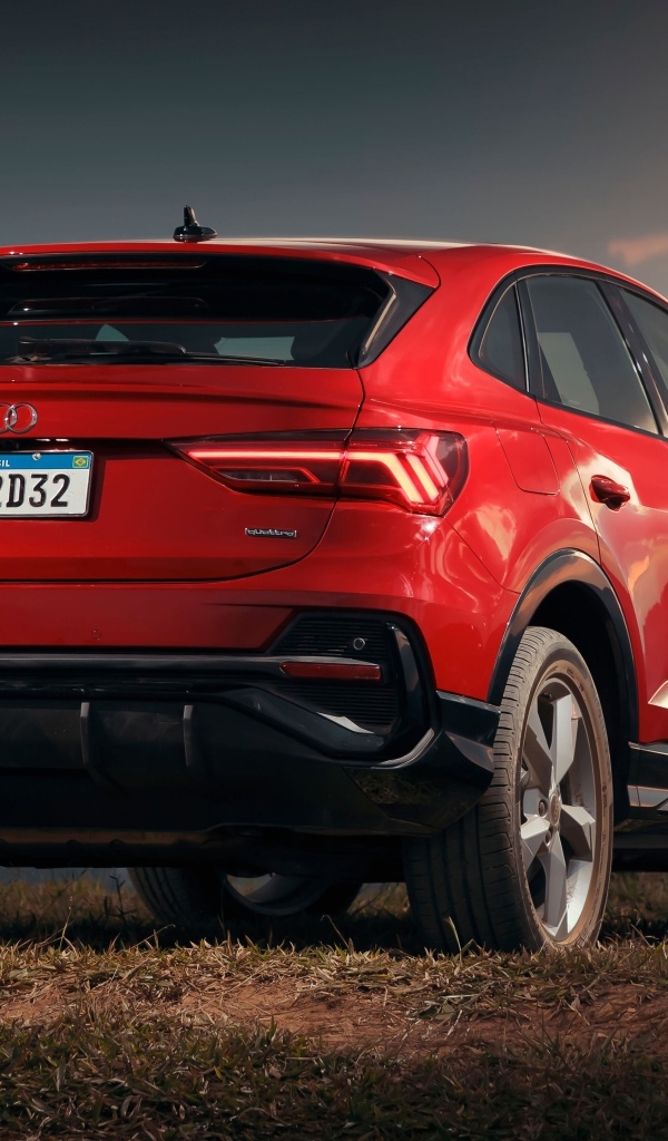 Красный внедорожник Audi Q3 Sportback 2.0 вид сзади