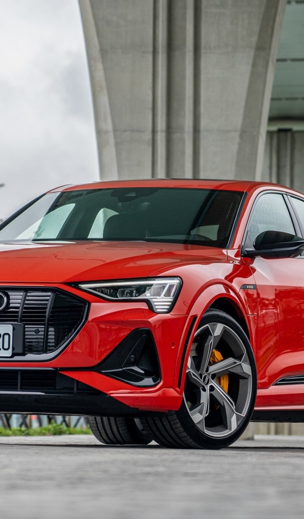 Красный автомобиль Audi E-Tron S Sportback