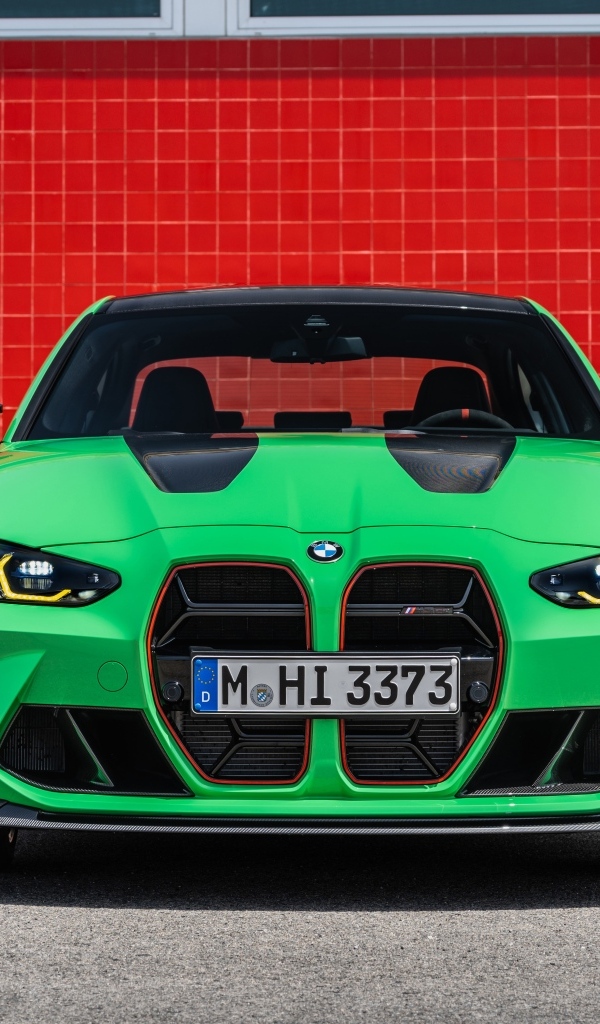Зеленый автомобиль BMW M3 CS 2023 года вид спереди