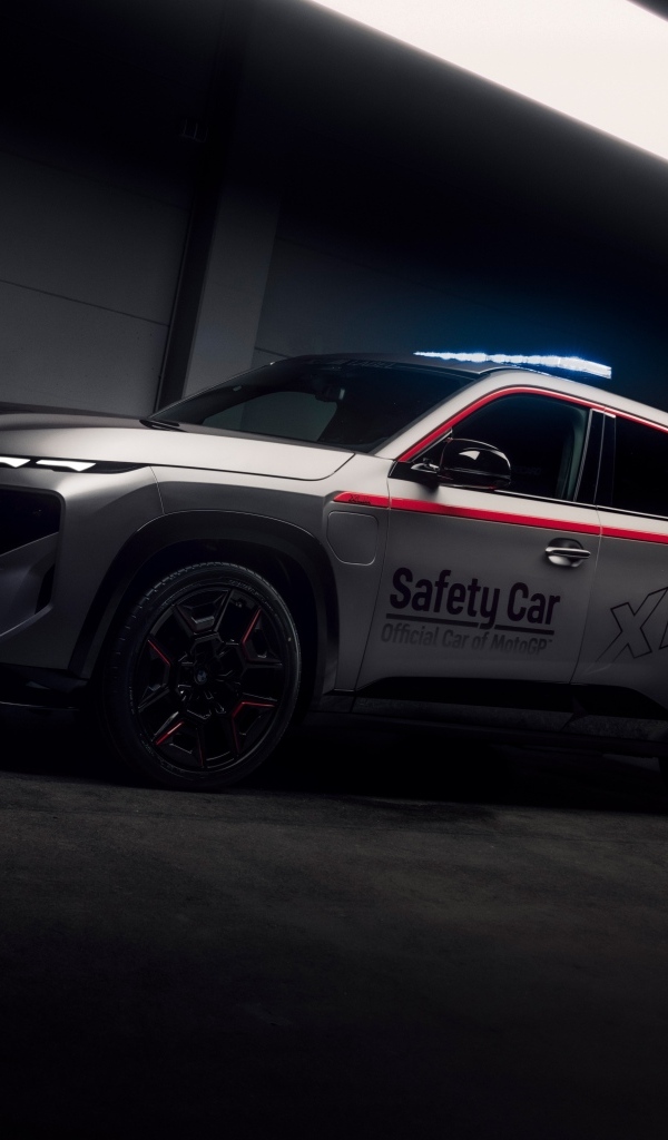 Внедорожник BMW XM Label Red MotoGP Safety Car 2024 года в здании