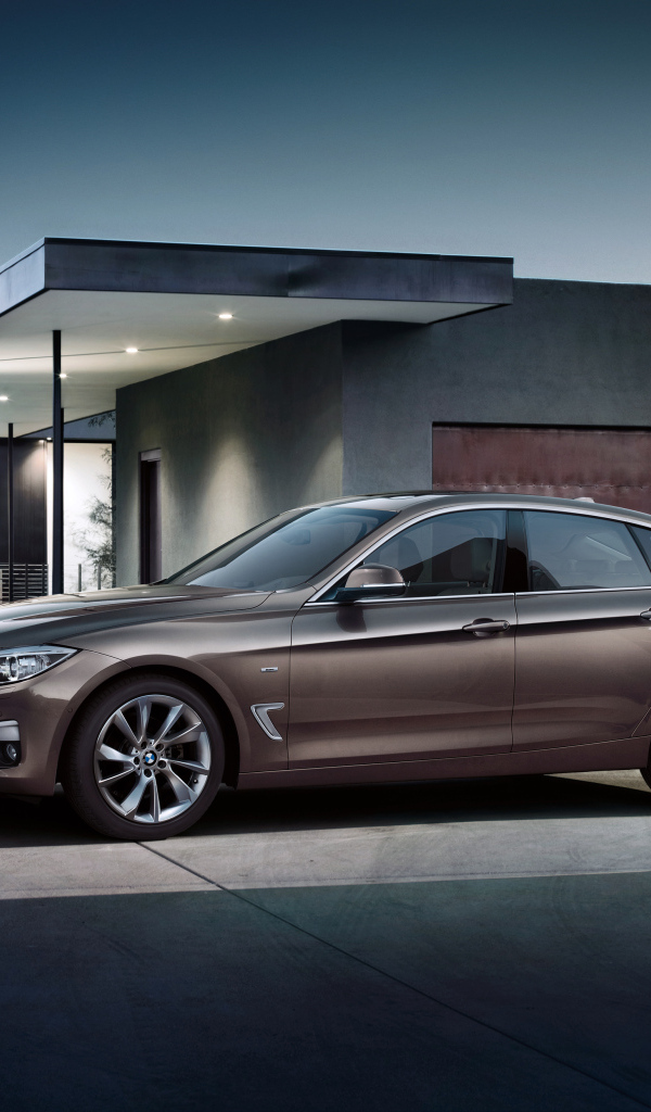 Автомобиль BMW 328i у здания