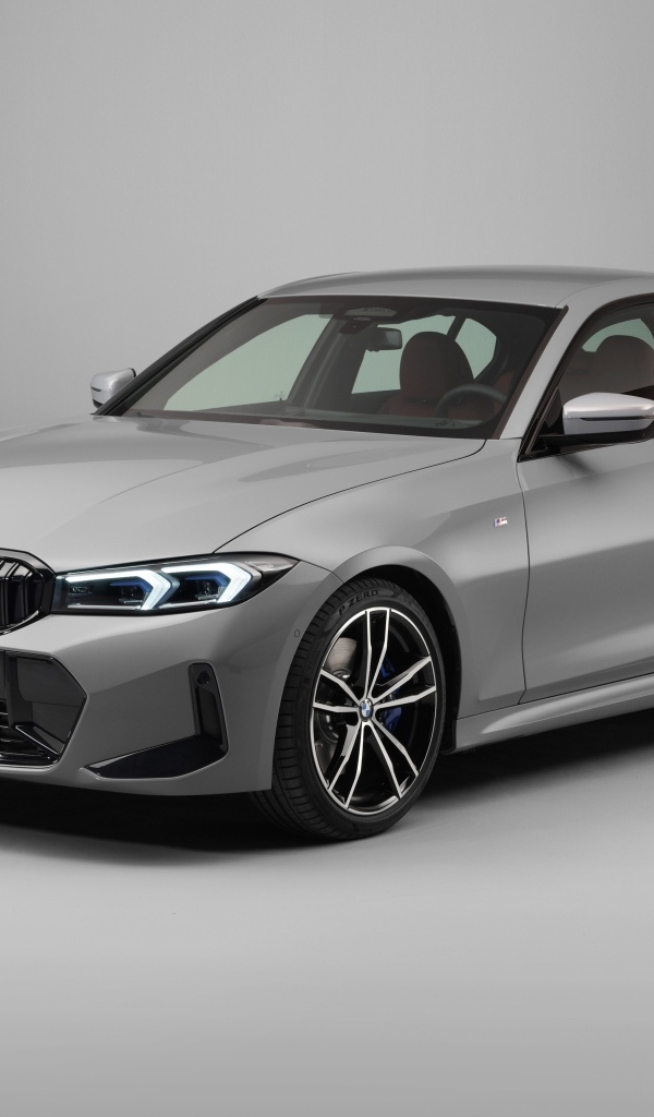 Автомобиль BMW 330i M Sport на сером фоне