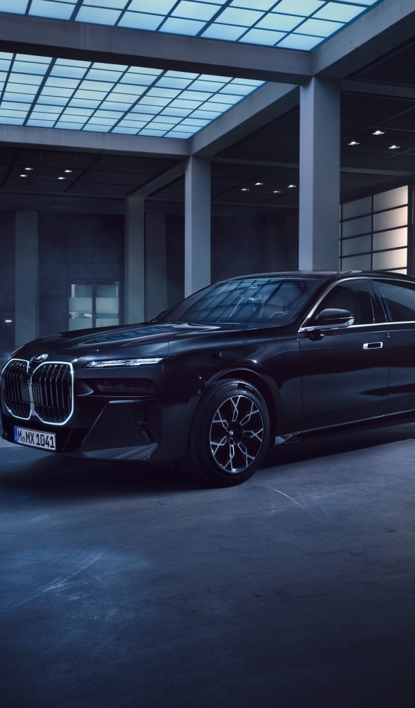 Автомобиль BMW 760i XDrive Protection в здании