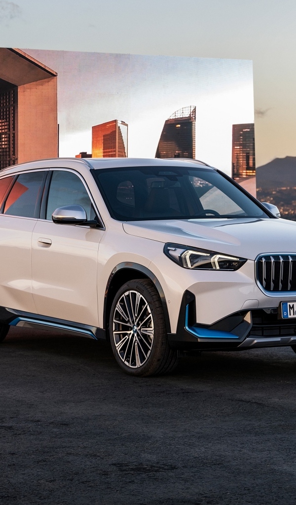 Автомобиль BMW IX1 XDrive30  вид спереди