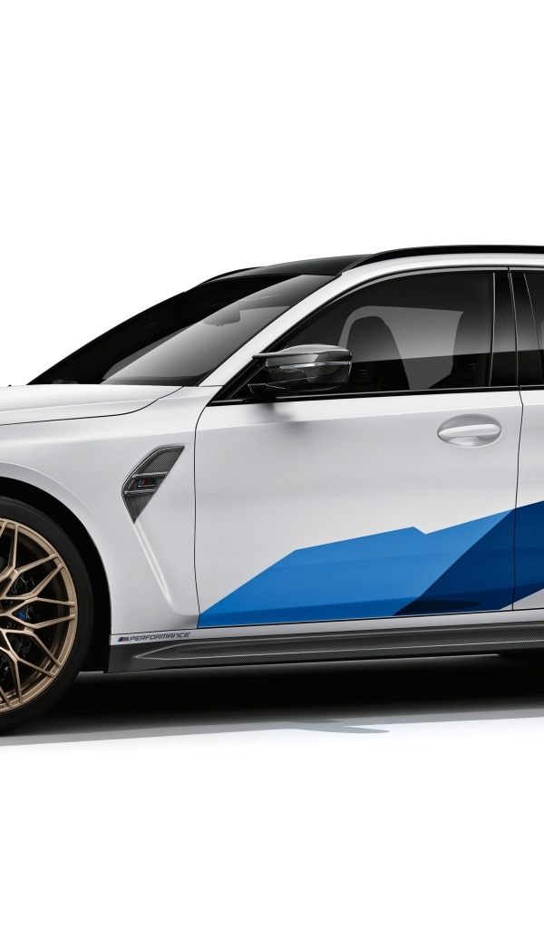 Автомобиль BMW M3 на белом фоне