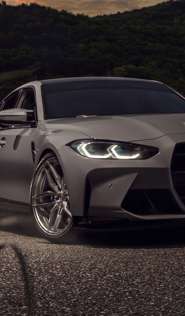 Автомобиль BMW M3 стоит у воды