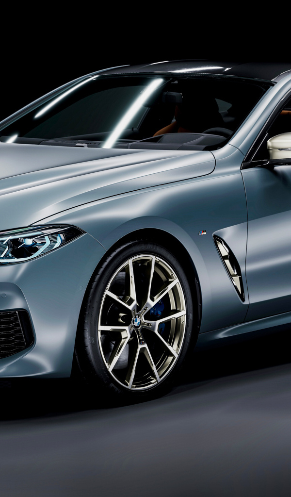 Автомобиль BMW M850i CGI на черном фоне