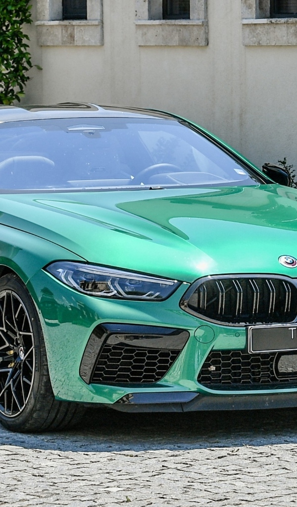 Автомобиль BMW M8