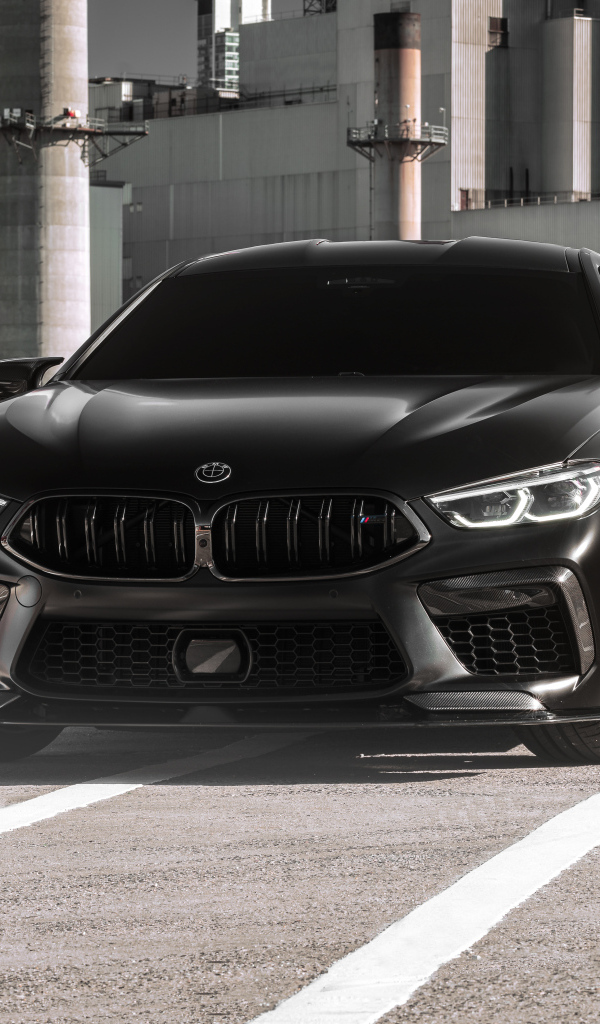 Автомобиль BMW M8 у старого завода