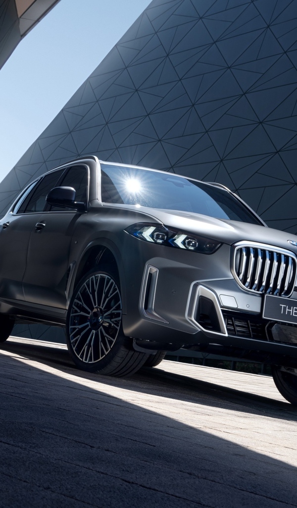 Автомобиль BMW X5 XDrive40Li M Sport 2023 года у здания