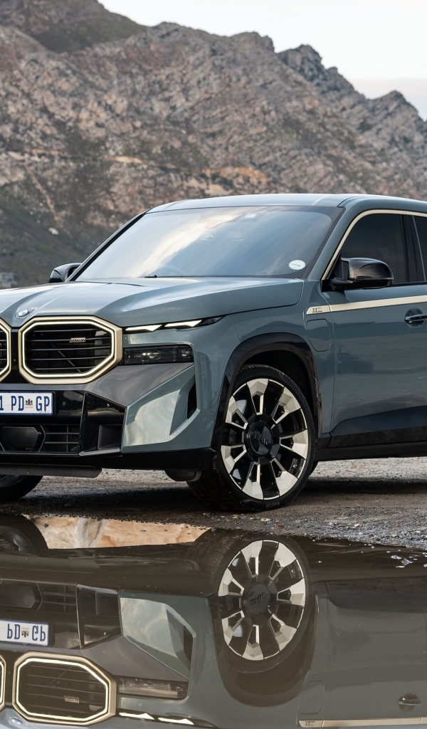 Автомобиль BMW XM 2023 в горах