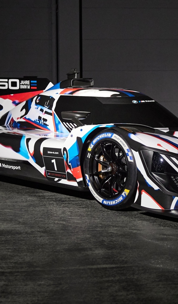 Красивый гоночный автомобиль BMW M Hybrid V8