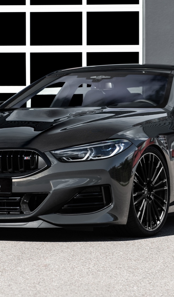 Черный автомобиль BMW M850i XDrive