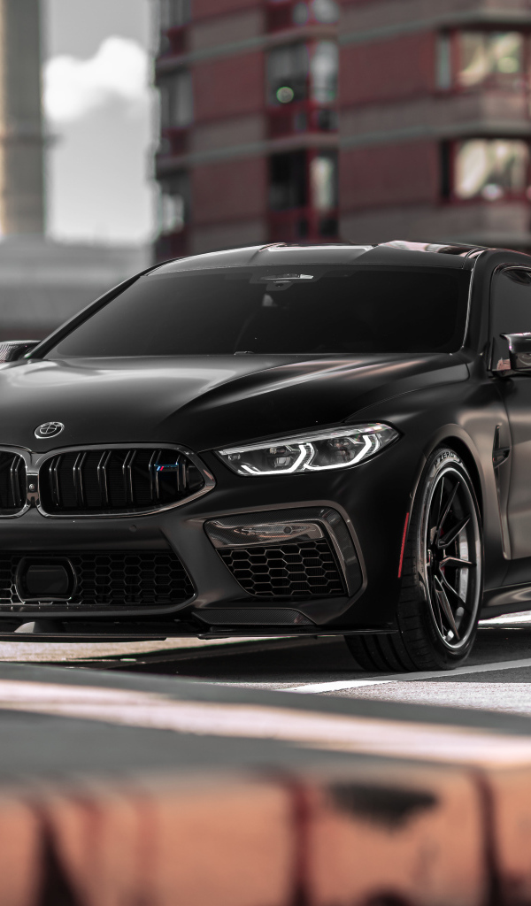 Черный BMW M8 вид спереди